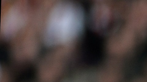 Yossi Benayoun domina el balón durante un encuentro ante Chelsea en 2010.