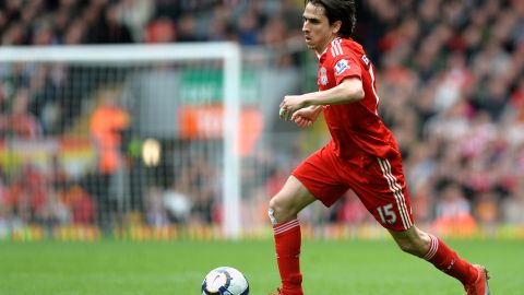 Yossi Benayoun domina el balón durante un encuentro ante Chelsea en 2010.