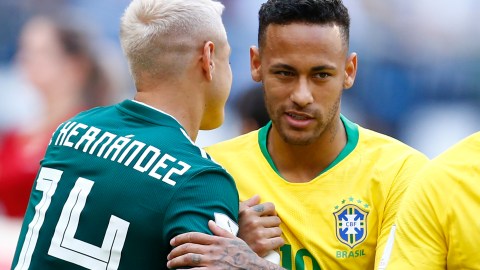"Son momentos dolorosos que hacen que tu luz brille aún más": 'Chicharito' se solidariza con Neymar