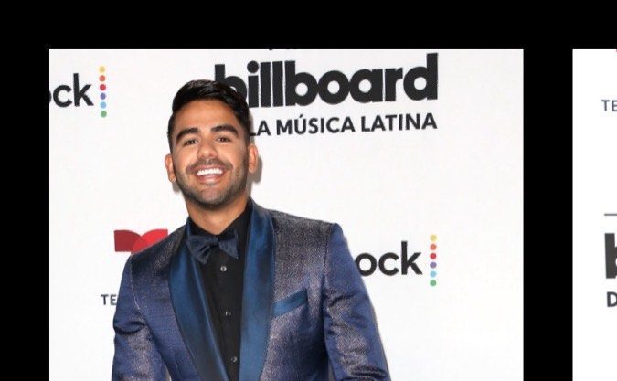 Los hombres destacados de la televisión en Telemundo se mantuvieron fieles al traje y propusieron poca moda. El traje sastre blanco de Nacho Lozano puede dar de qué hablar. / Fotos de Mezcalent.