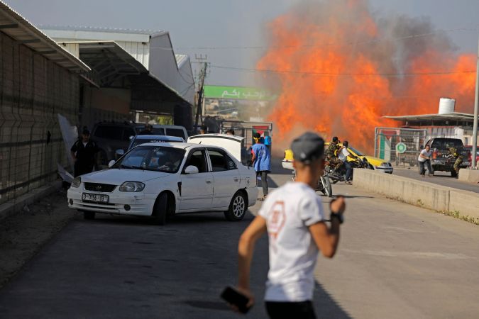 Palestinos y militantes de las Brigadas Ezzedine al-Qassam corren hacia el cruce de Erez entre Israel y el norte de la Franja de Gaza el 7 de octubre de 2023