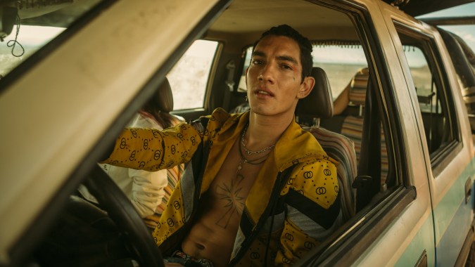 Jorge López se integra a la trilogía de "Sayen" y se convierte un preciado aliado de nuestra heroína. / Foto  Cortesía de Prime Video.