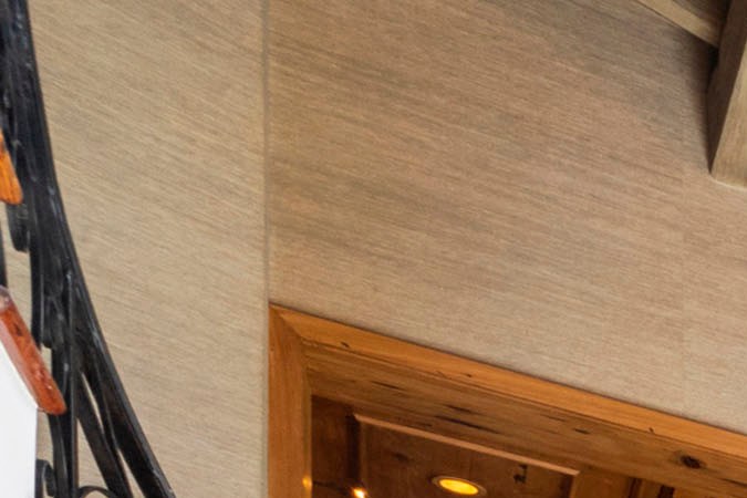 La casa principal tiene una extensión de 12,800 pies cuadrados.