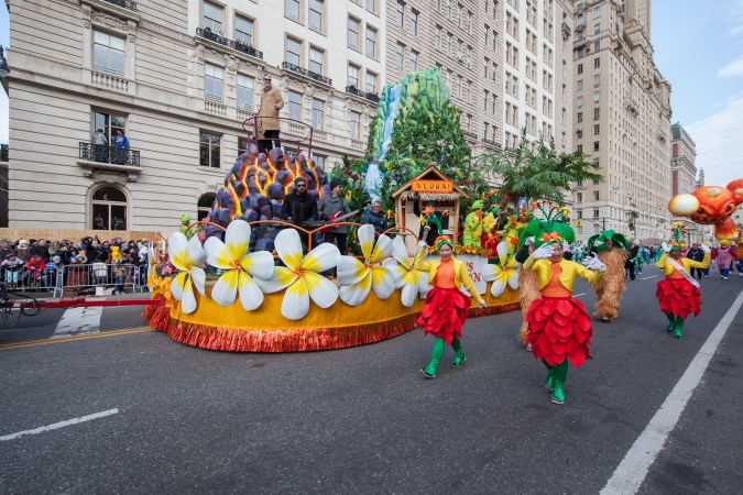 La temporada de actividades navideñas comienza con el desfile del Día de Acción de Gracias.