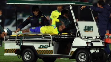 Neymar tuvo que ser sacado del campo en camilla móvil.