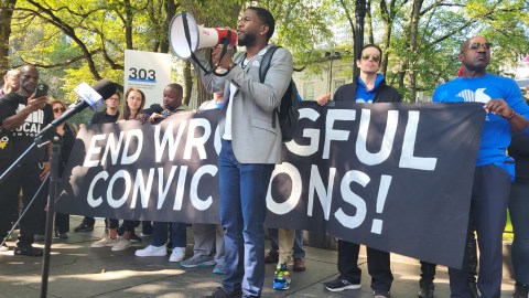 El defensor del pueblo Jumaane Williams recordó en su discurso los negros, latinos y pobres que han sido privados de la libertad por crímenes que no cometieron.