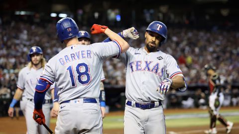 Rangers propinan histórica paliza a los D-Backs y quedan a un triunfo de ganar la Serie Mundial