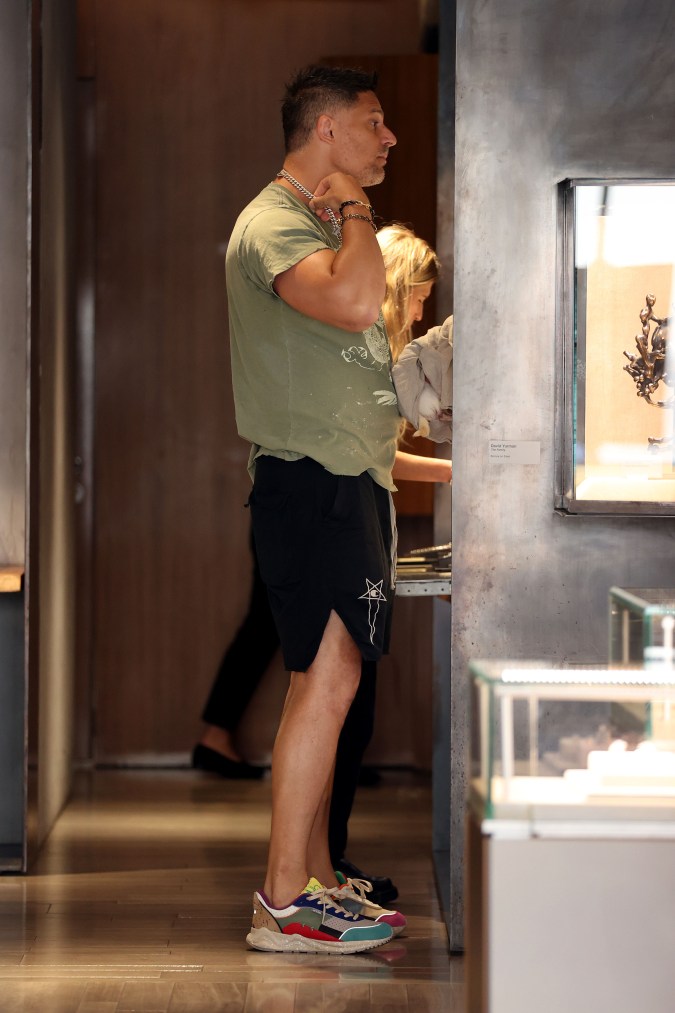 En la imagen aparece el actor Joe Manganiello dentro de la joyería David Yurman. / Foto de Grosby Group.