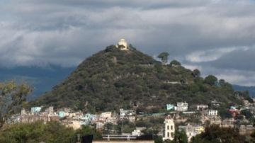 Un teocalli alguna vez adornó la cima del cerro San Miguell. INAH