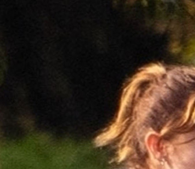 Emma Watson sorprende a la gente mientras disfruta una tarde en el parque con un amigo y su perra Sofía. / Foto de Grosby Group.