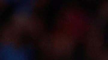 Lionel Messi de Argentina se ajusta la banda de capitán.