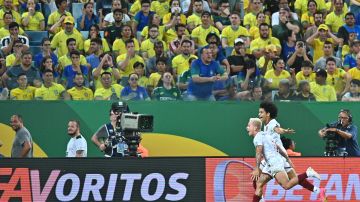 Eduard Bello (d) celebra su gol ante Brasil con Yeferson Soteldo.