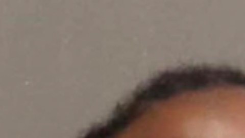 El jefe de policía de La Vergne describió al sospechoso como un individuo de 5 pies 11 pulgadas, musculoso, con vello facial y rastas.