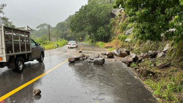 Daños graves en carreteras de Guerrero.