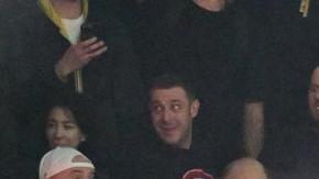 Hinchas del AC Milan en las gradas del estadio Diego Armando Maradona de Nápoles, Italia.