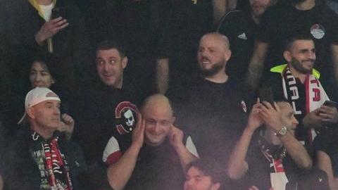 Hinchas del AC Milan en las gradas del estadio Diego Armando Maradona de Nápoles, Italia.