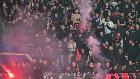 Hinchas del AC Milan en las gradas del estadio Diego Armando Maradona de Nápoles, Italia.