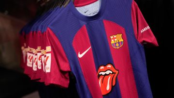 El FC Barcelona puso este lunes a la venta una edición limitada de la camiseta del primer equipo de fútbol con el logotipo de los Rolling Stones.