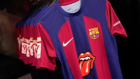 El FC Barcelona puso este lunes a la venta una edición limitada de la camiseta del primer equipo de fútbol con el logotipo de los Rolling Stones.