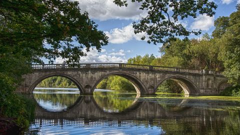 El pequeño puente en la isla Zavikon.