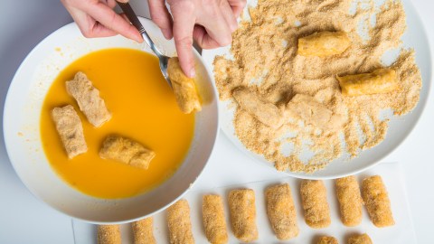 Mejora el sabor del pollo empanizado agregando galletas saladas.