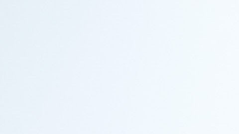 Estimula la producción de colágeno, la circulación de la sangre y energía, relaja los músculos y ayuda a conectar los puntos de la cara con los órganos internos, entre otros beneficios.