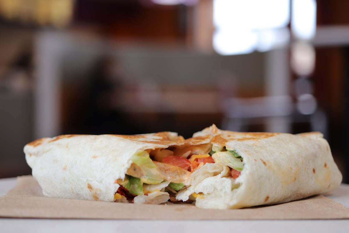 Taco Bell lanza un nuevo burrito de queso asado con carne y tocino El