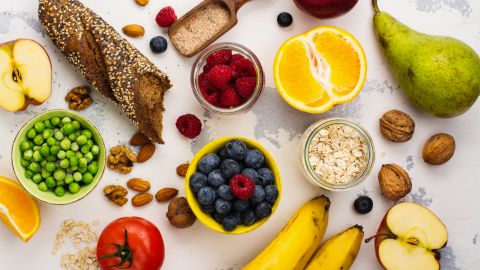 Hay tres categorías en los que se divide los carbohidratos: fibras, almidones y azúcares simples.