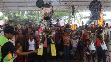 Caravana de migrantes quemó piñatas de autoridades y exigió papeles al gobierno de México