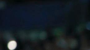 El delantero inglés del Real Madrid, Jude Bellingham (d), con el balón ante el centrocampista francés del Nápoles, Franck Zambo.