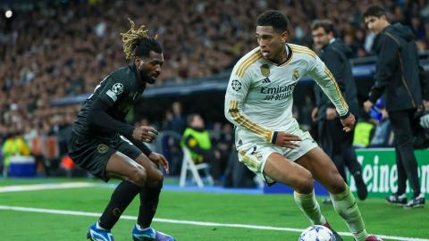 El delantero inglés del Real Madrid, Jude Bellingham (d), con el balón ante el centrocampista francés del Nápoles, Franck Zambo.