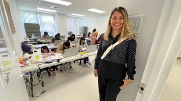 Maribel Rodríguez, agente escolar del Metropolitan Learning Institute invita a que más hispanos estudien  con subsidios