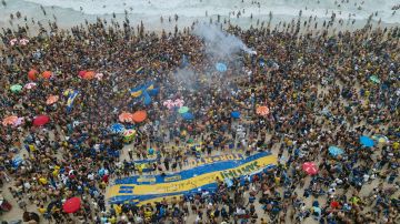 Fotografía aérea de aficionados de Boca Juniors mientras se reúnen para celebrar y cantar a favor de su equipo en la previa de la final de la Copa Libertadores.