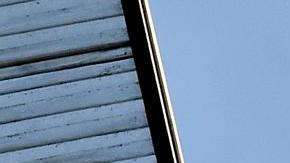 Una avioneta con un mensaje de los hinchas del Everton sobrevoló el Etihad Stadium en el partidos entre el Manchester City y Liverpool FC.