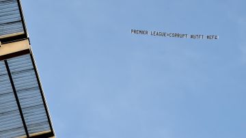 Una avioneta con un mensaje de los hinchas del Everton sobrevoló el Etihad Stadium en el partidos entre el Manchester City y Liverpool FC.