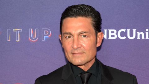 Fernando Colunga participando en un evento.