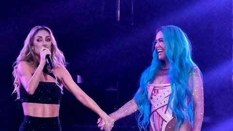 La colombiana Karol G junto a Anahí en un concierto.