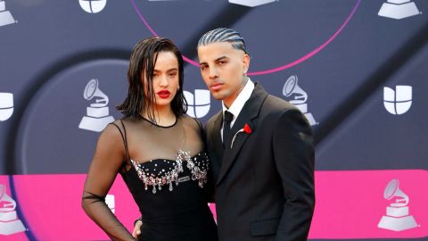 La cantante Rosalía y Rauw Alejandro juntos en la entrega de Premios Latin Grammy 2022.