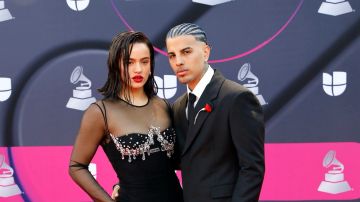 La cantante Rosalía y Rauw Alejandro juntos en la entrega de Premios Latin Grammy 2022.