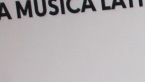 El salsero Marc Anthony junto a su esposa Nadia Ferreira.