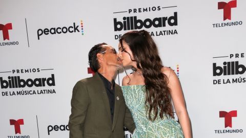 El salsero Marc Anthony junto a su esposa Nadia Ferreira.