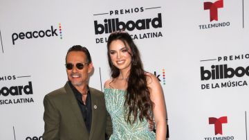 El cantante Marc Anthony junto a su esposa Nadia Ferreira.