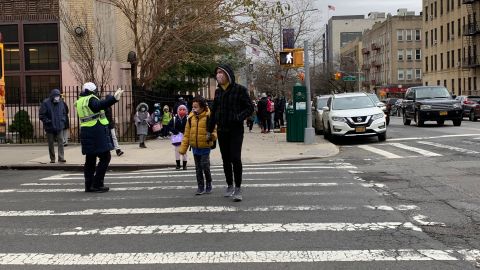 Según defensores, la superpoblación afecta desproporcionadamente a los estudiantes negros, latinos, de bajos ingresos e inmigrantes, negándoles un acceso equitativo a una educación de calidad.