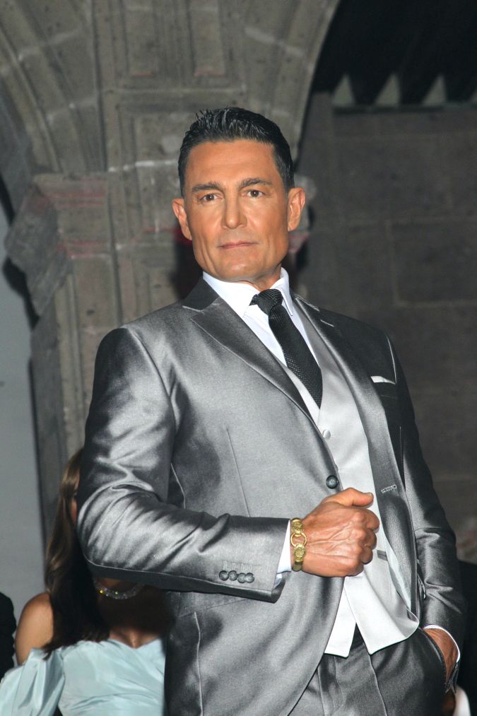 Fernando Colunga posando durante la presentación de El Maleficio.