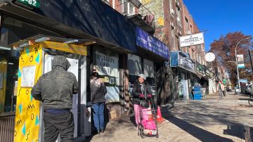 Las despensas de comida no están dando abasto para dar  alimentos a neoyorquinos necesitados.