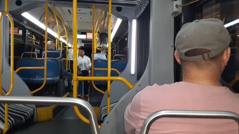 Pasajero en bus MTA de Nueva York.