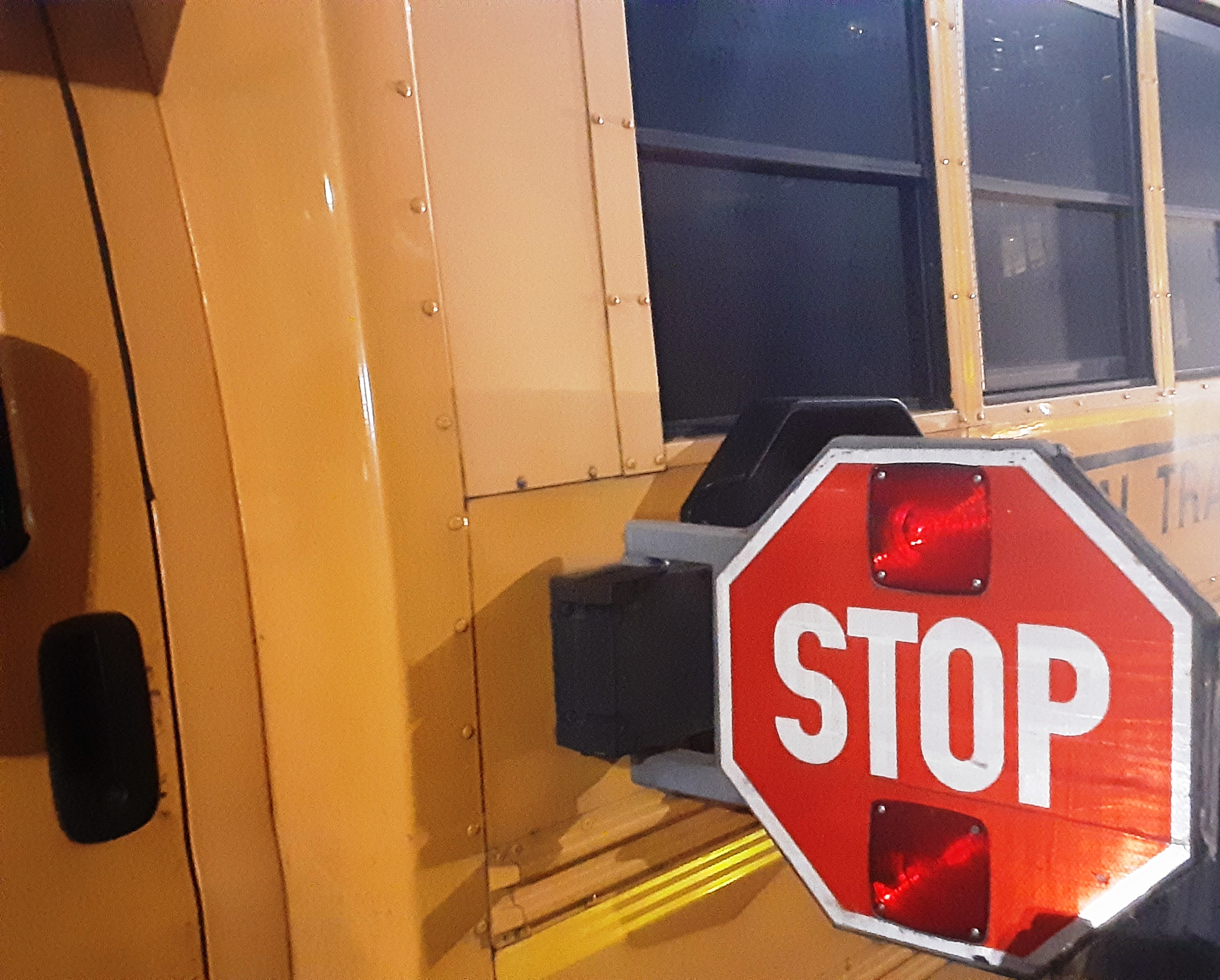 Transporte Educacional Das Crianças Do ônibus Escolar Que Senta-se No  Estacionamento Na Noite Na Rua De New York City Imagem de Stock - Imagem de  sinal, ninguém: 71387835