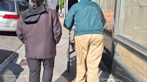 Piden a la gobernadora Kathy Hochul no reducir los fondos para los cuidadores de ancianos. /Impremedia