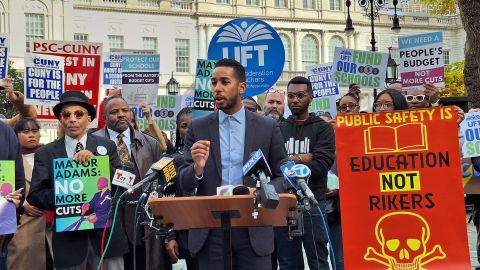 El presidente del Condado de Brooklyn, Antonio Reynoso, interpreta que se está poniendo a "pelear pobres contra pobres"