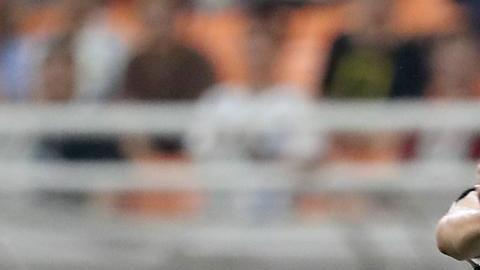 El argentino Claudio Echeverri dribla al arquero brasileño Phillipe Gabriel.